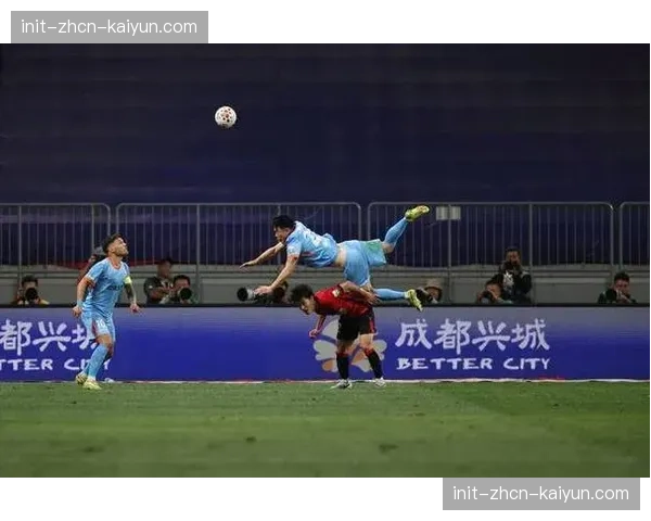 成都蓉城2-1云南玉昆，先失一球情况下完成逆转继续领跑